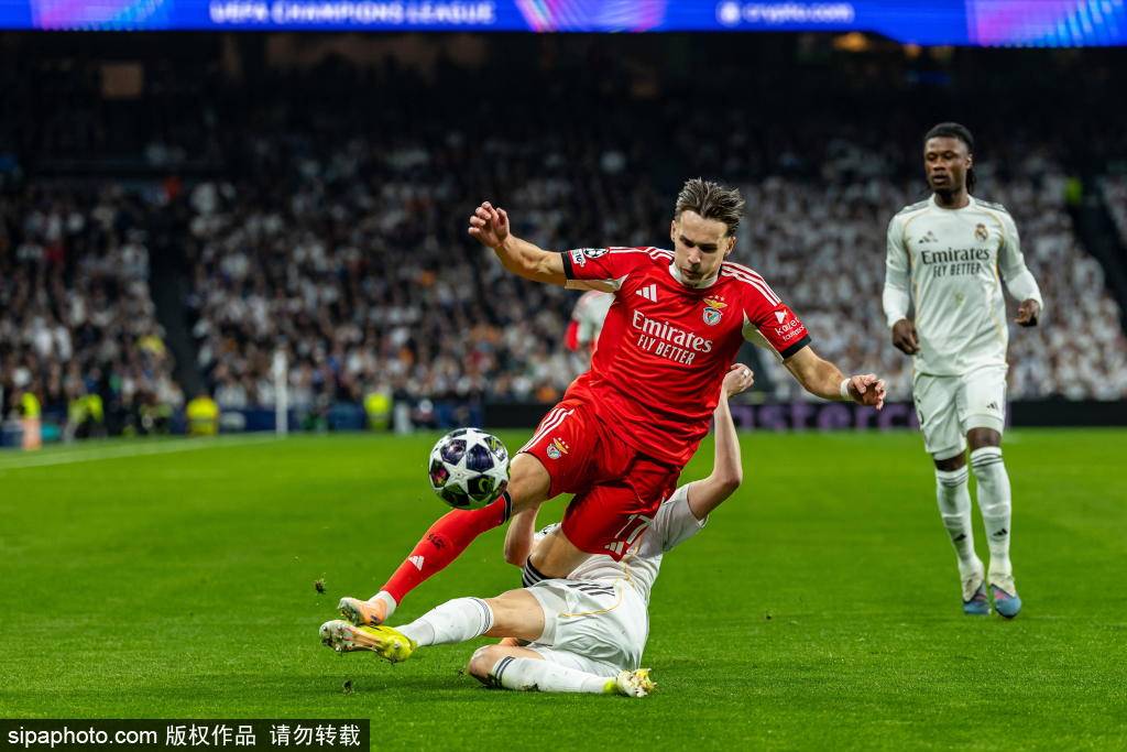 争议言论引爆伯纳乌!名嘴在《小酒馆》怒斥:皇马战曼城只是“海市蜃楼”,巴尔韦德本不该上场